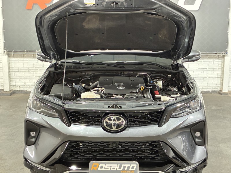 HILUX SW4 2.8 4X4 SRX PLATINUM TURBO 7 LUGARES DIESEL 4P AUTOMÁTICO - 2025 - VENâNCIO AIRES