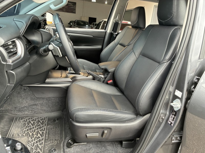 HILUX SW4 2.8 4X4 SRX PLATINUM TURBO 7 LUGARES DIESEL 4P AUTOMÁTICO - 2025 - VENâNCIO AIRES