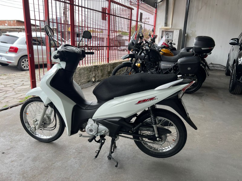 HONDA - BIZ 110I - 2022/2022 - Branca - R$ 13.900,00
