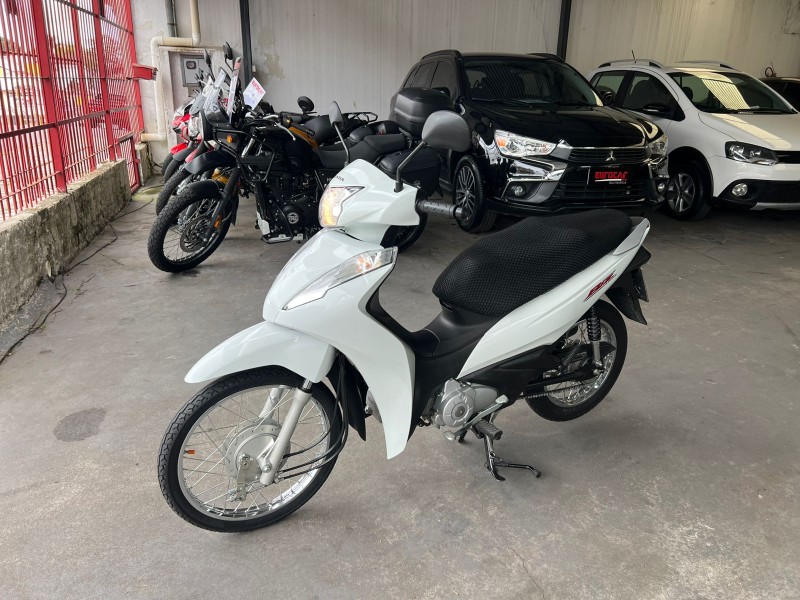 HONDA - BIZ 110I - 2022/2022 - Branca - R$ 13.900,00