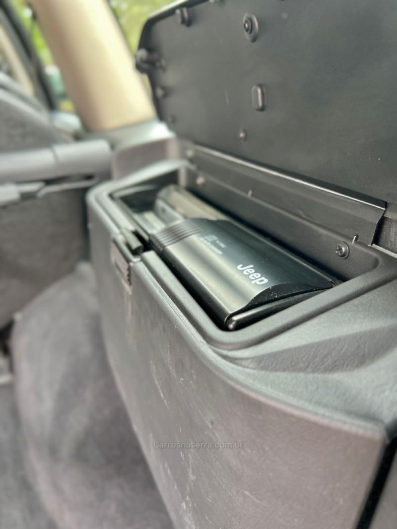 GRAND CHEROKEE 4.7 LIMITED QUADRA DRIVE 4X4 V8 16V GASOLINA 4P AUTOMÁTICO - 2004 - BENTO GONçALVES