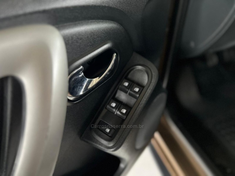 RENAULT - DUSTER - 2015/2016 - Marrom - R$ 58.900,00