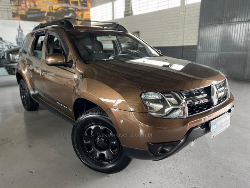 RENAULT - DUSTER - 2015/2016 - Marrom - R$ 58.900,00