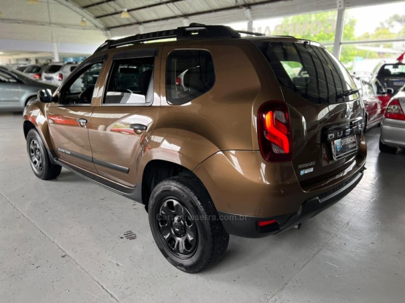 RENAULT - DUSTER - 2015/2016 - Marrom - R$ 58.900,00