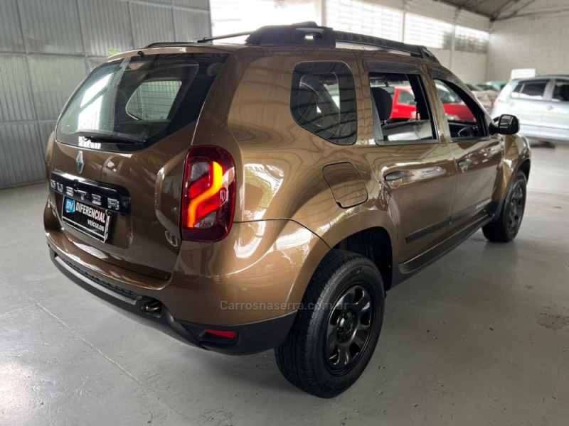 RENAULT - DUSTER - 2015/2016 - Marrom - R$ 58.900,00