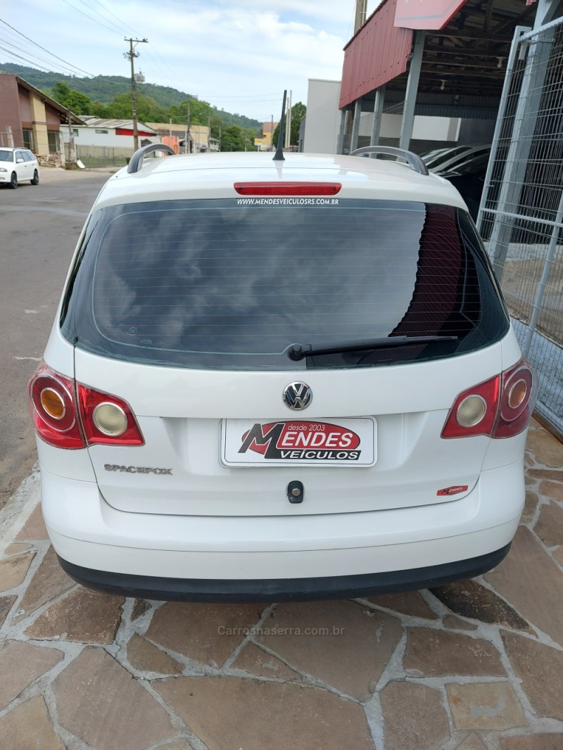 SPACEFOX 1.6 MI 8V FLEX 4P MANUAL - 2010 - TRêS COROAS