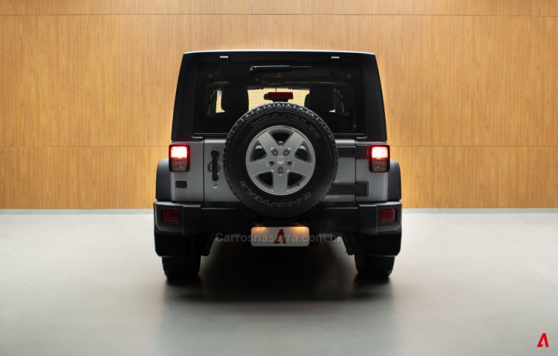 WRANGLER 3.6 UNLIMITED SPORT 4X4 V6 GASOLINA 4P AUTOMÁTICO - 2015 - GARIBALDI