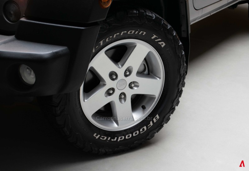 WRANGLER 3.6 UNLIMITED SPORT 4X4 V6 GASOLINA 4P AUTOMÁTICO - 2015 - GARIBALDI