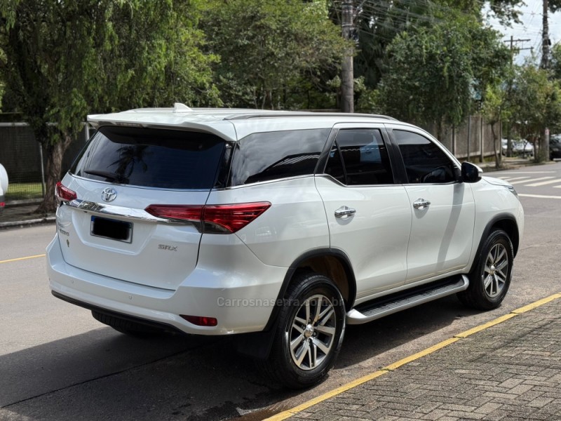 HILUX SW4 2.8 SRX 4X4 7 LUGARES 16V TURBO INTERCOOLER DIESEL 4P AUTOMÁTICO - 2017 - PAROBé