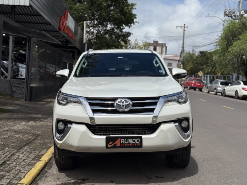 HILUX SW4 2.8 SRX 4X4 7 LUGARES 16V TURBO INTERCOOLER DIESEL 4P AUTOMÁTICO - 2017 - PAROBé