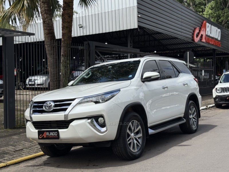 HILUX SW4 2.8 SRX 4X4 7 LUGARES 16V TURBO INTERCOOLER DIESEL 4P AUTOMÁTICO - 2017 - PAROBé