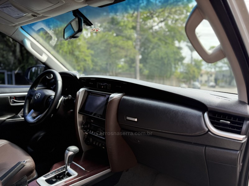 HILUX SW4 2.8 SRX 4X4 7 LUGARES 16V TURBO INTERCOOLER DIESEL 4P AUTOMÁTICO - 2017 - PAROBé