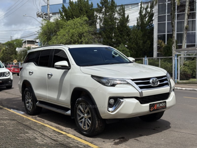 HILUX SW4 2.8 SRX 4X4 7 LUGARES 16V TURBO INTERCOOLER DIESEL 4P AUTOMÁTICO - 2017 - PAROBé