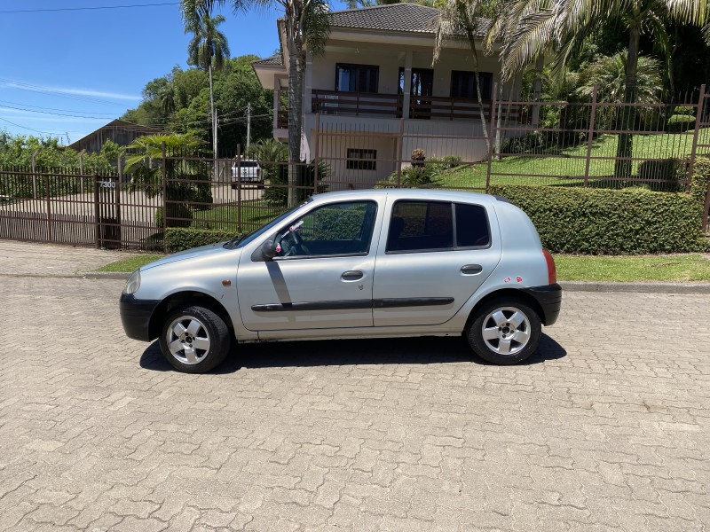 CLIO 1.0 RL 16V GASOLINA 4P MANUAL - 2002 - CAXIAS DO SUL