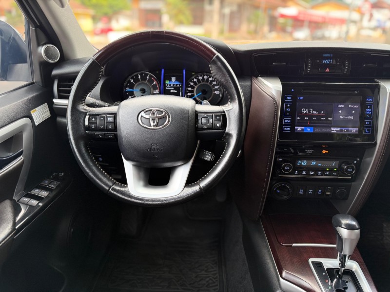 HILUX SW4 2.8 SRX 4X4 7 LUGARES 16V TURBO INTERCOOLER DIESEL 4P AUTOMÁTICO - 2016 - TRêS COROAS