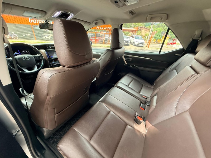 HILUX SW4 2.8 SRX 4X4 7 LUGARES 16V TURBO INTERCOOLER DIESEL 4P AUTOMÁTICO - 2016 - TRêS COROAS