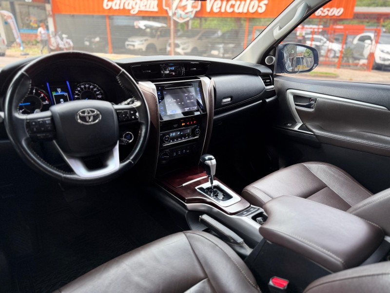 HILUX SW4 2.8 SRX 4X4 7 LUGARES 16V TURBO INTERCOOLER DIESEL 4P AUTOMÁTICO - 2016 - TRêS COROAS