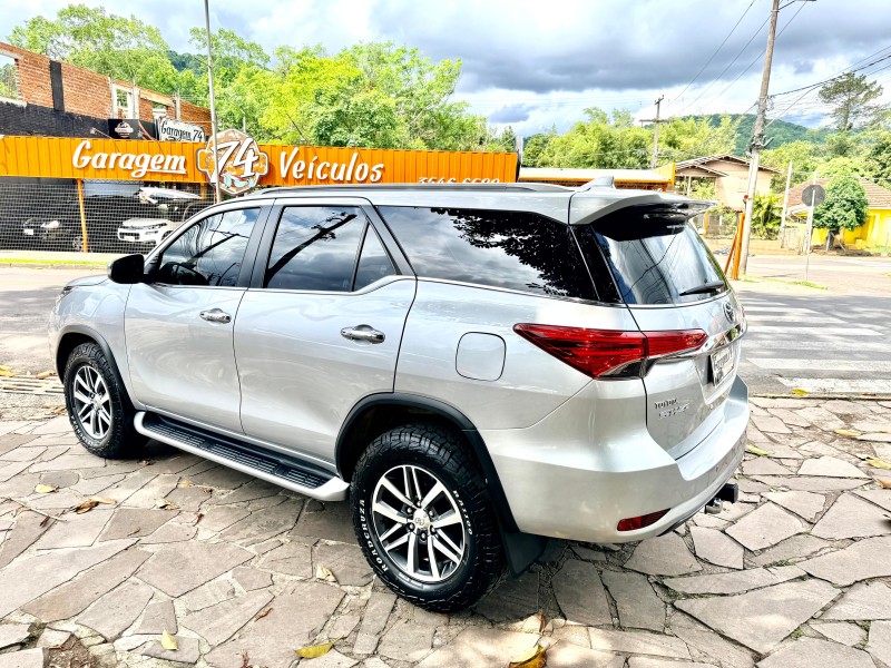 HILUX SW4 2.8 SRX 4X4 7 LUGARES 16V TURBO INTERCOOLER DIESEL 4P AUTOMÁTICO - 2016 - TRêS COROAS