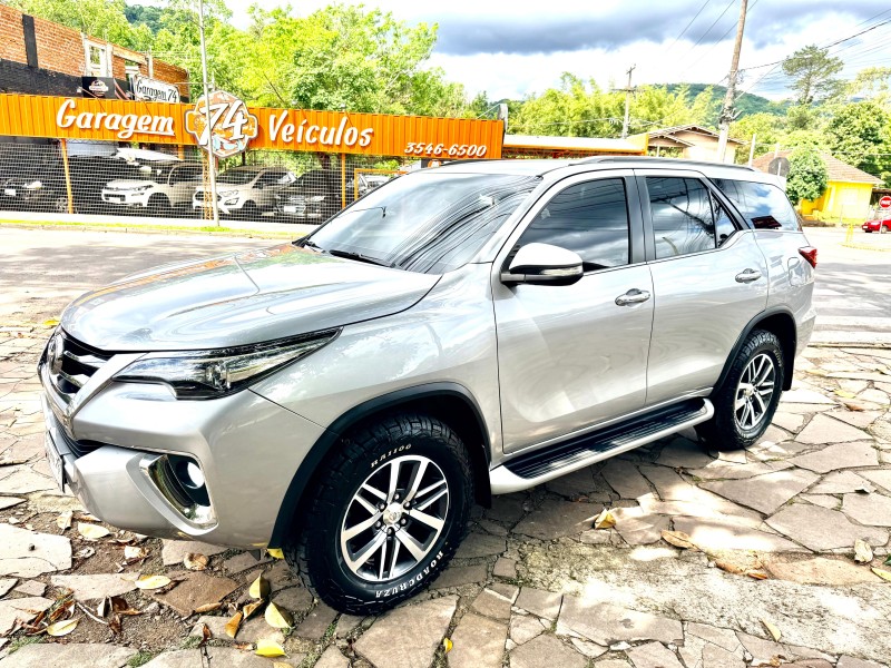 HILUX SW4 2.8 SRX 4X4 7 LUGARES 16V TURBO INTERCOOLER DIESEL 4P AUTOMÁTICO - 2016 - TRêS COROAS