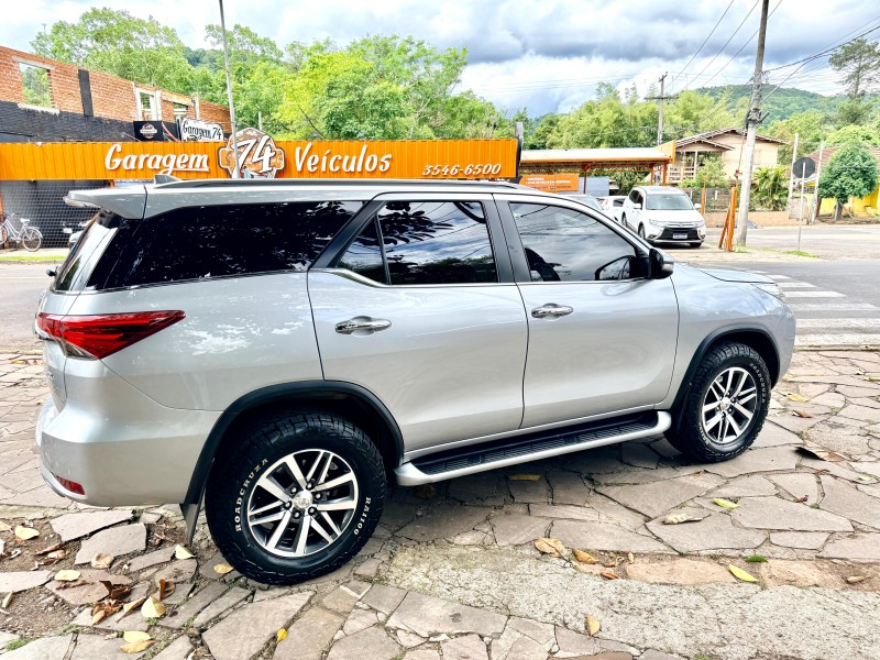 HILUX SW4 2.8 SRX 4X4 7 LUGARES 16V TURBO INTERCOOLER DIESEL 4P AUTOMÁTICO - 2016 - TRêS COROAS