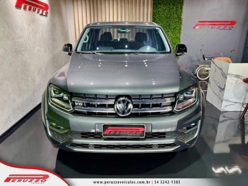 AMAROK 3.0 V6 TDI HIGHLINE CD DIESEL 4MOTION AUTOMÁTICO - 2023 - NOVA PRATA