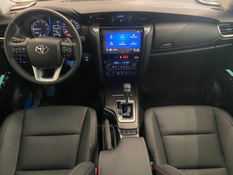 HILUX SW4 2.8 4X4 SRX PLATINUM TURBO DIESEL 4P AUTOMÁTICO - 2025 - FLORES DA CUNHA