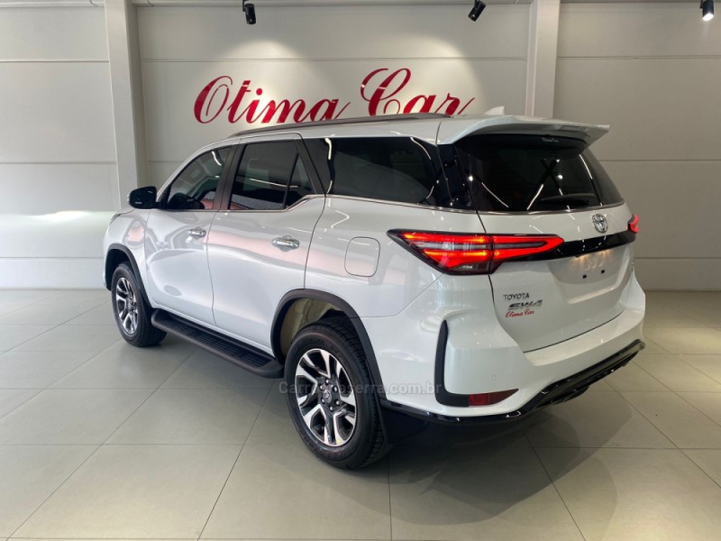 HILUX SW4 2.8 4X4 SRX PLATINUM TURBO DIESEL 4P AUTOMÁTICO - 2025 - FLORES DA CUNHA