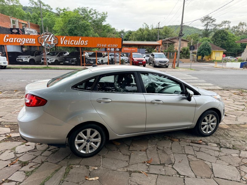 FIESTA 1.6 SE SEDAN 16V FLEX 4P MANUAL - 2013 - TRêS COROAS