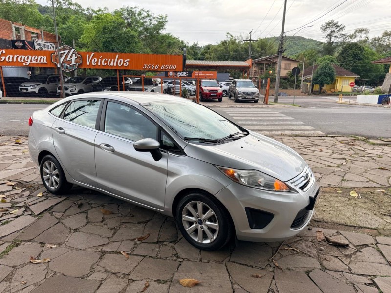 FIESTA 1.6 SE SEDAN 16V FLEX 4P MANUAL - 2013 - TRêS COROAS