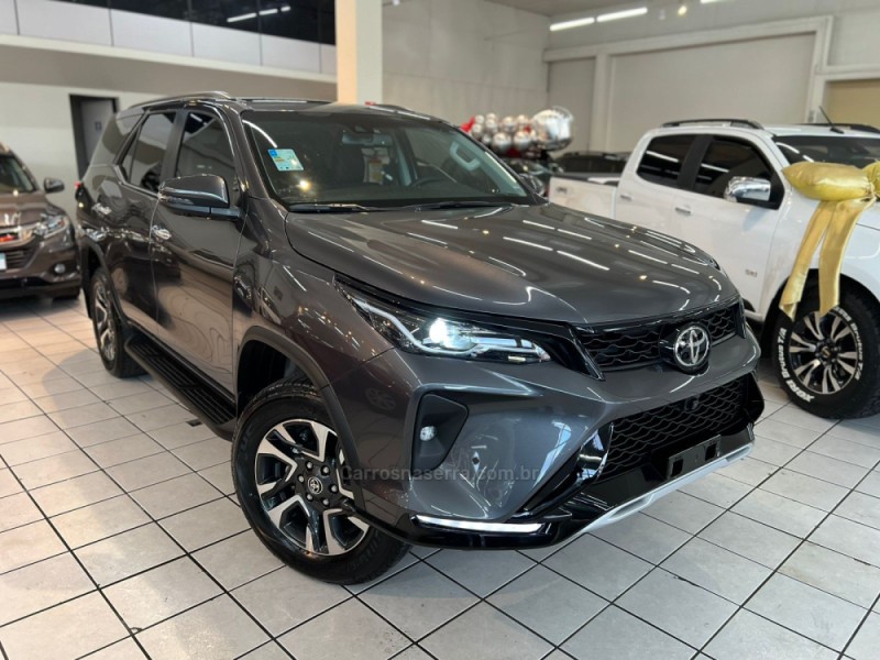 HILUX SW4 2.8 4X4 SRX PLATINUM TURBO 7 LUGARES DIESEL 4P AUTOMÁTICO - 2025 - CAXIAS DO SUL