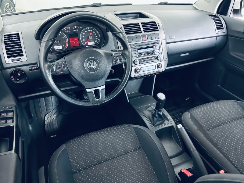 POLO SEDAN 1.6 MI COMFORTLINE 8V FLEX 4P MANUAL - 2014 - CAXIAS DO SUL