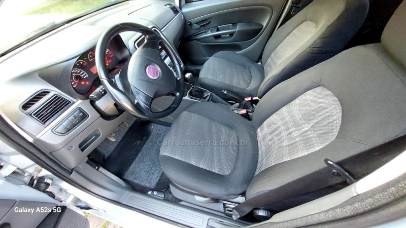 PUNTO 1.4 ATTRACTIVE ITALIA 8V FLEX 4P MANUAL - 2011 - FARROUPILHA