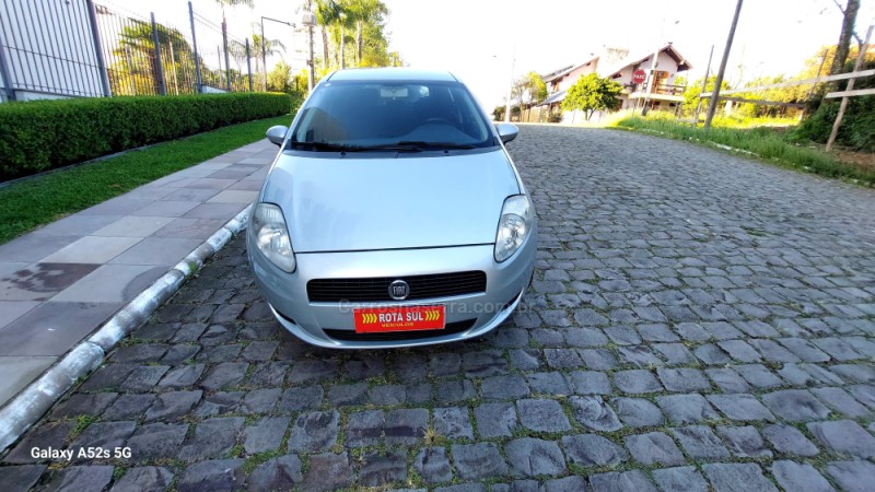 PUNTO 1.4 ATTRACTIVE ITALIA 8V FLEX 4P MANUAL - 2011 - FARROUPILHA