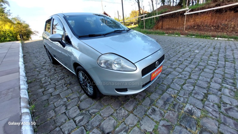 PUNTO 1.4 ATTRACTIVE ITALIA 8V FLEX 4P MANUAL - 2011 - FARROUPILHA