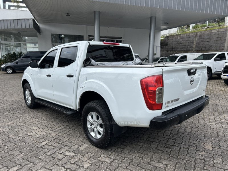 FRONTIER 2.5 S 4X4 CD TURBO ELETRONIC DIESEL 4P MANUAL - 2022 - FARROUPILHA