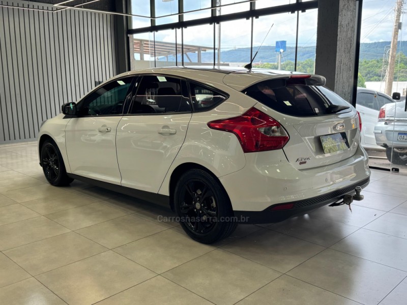 FOCUS 1.6 SE HATCH 16V FLEX 4P AUTOMÁTICO - 2015 - DOIS IRMãOS