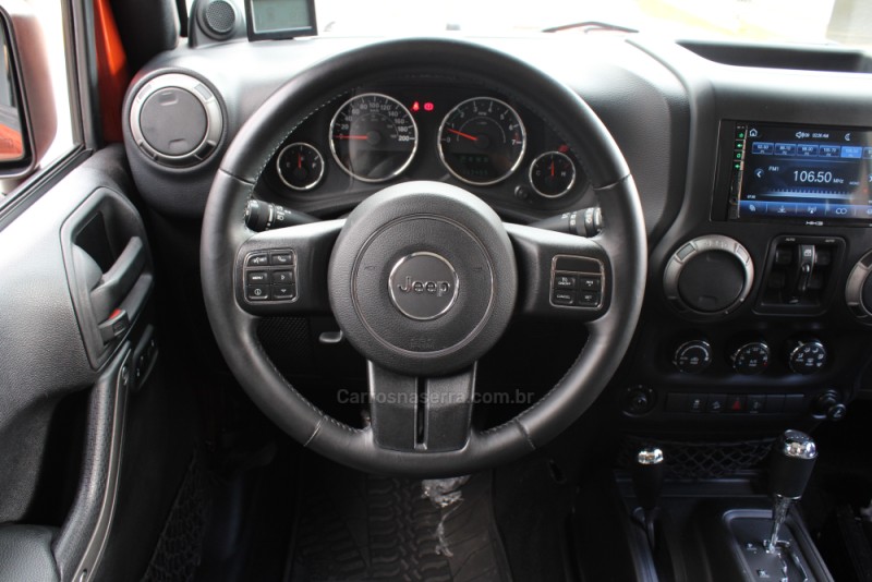 WRANGLER 3.6 UNLIMITED SPORT 4X4 V6 GASOLINA 4P AUTOMÁTICO - 2014 - CAXIAS DO SUL