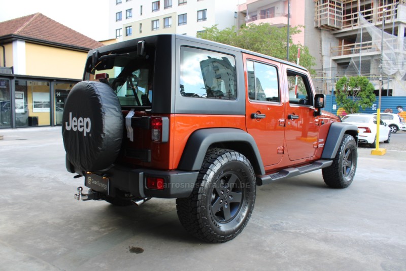 WRANGLER 3.6 UNLIMITED SPORT 4X4 V6 GASOLINA 4P AUTOMÁTICO - 2014 - CAXIAS DO SUL