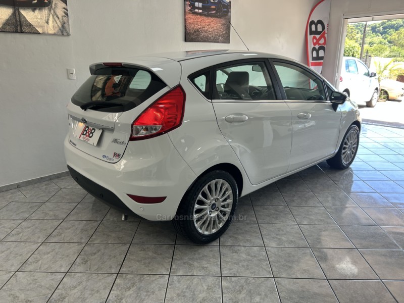 FIESTA 1.6 TITANIUM PLUS HATCH 16V FLEX 4P AUTOMÁTICO - 2016 - NOVA PRATA