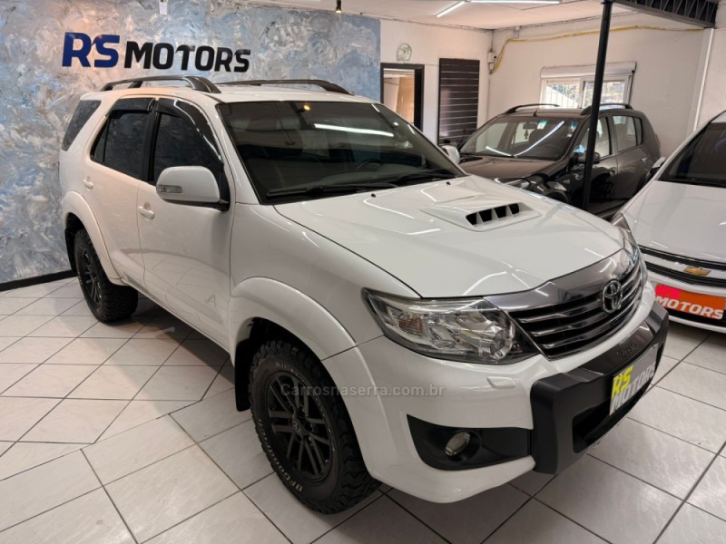 HILUX SW4 3.0 SRV 4X4 7 LUGARES 16V TURBO INTERCOOLER DIESEL 4P AUTOMÁTICO - 2013 - CAXIAS DO SUL