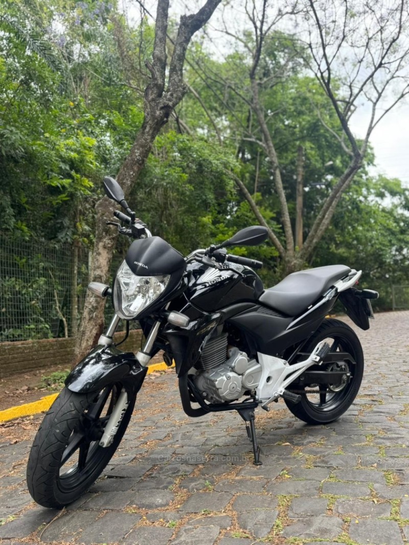 CB 300R  - 2014 - LAJEADO