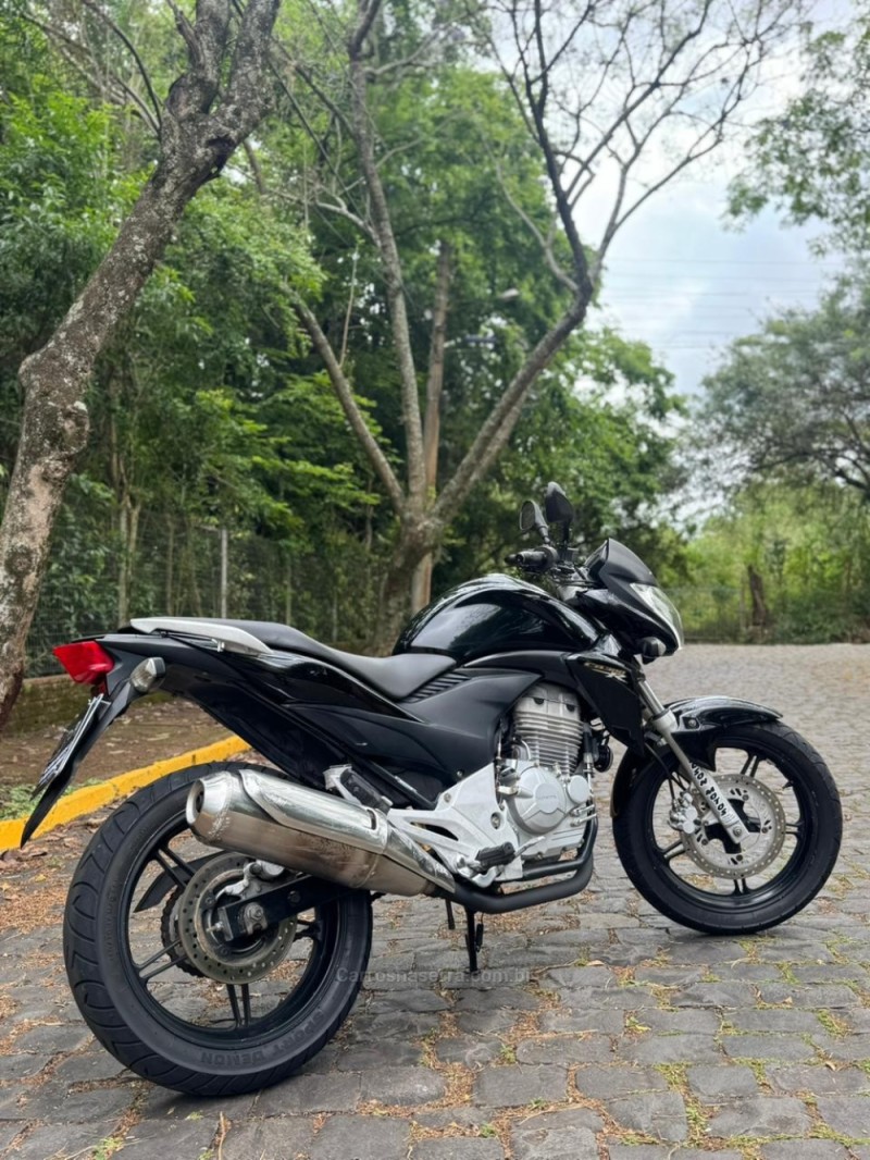 CB 300R  - 2014 - LAJEADO
