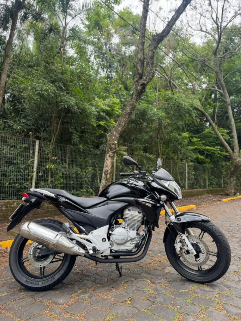 CB 300R  - 2014 - LAJEADO