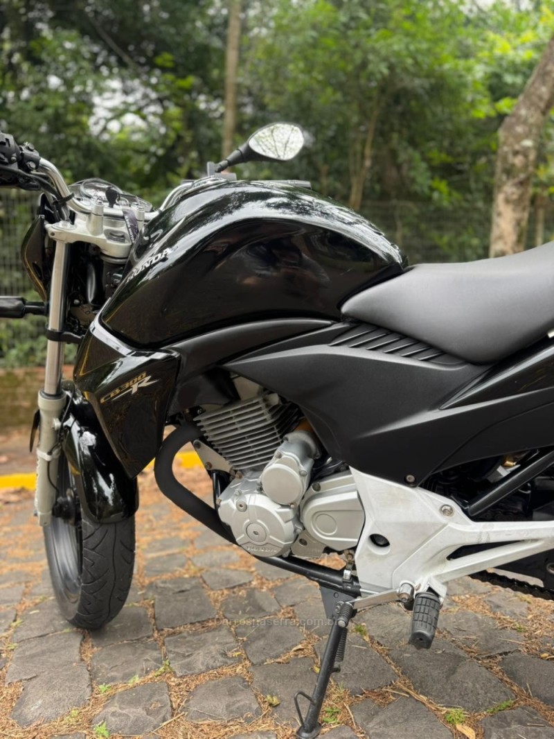 CB 300R  - 2014 - LAJEADO