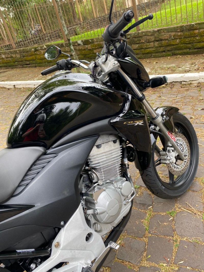 CB 300R  - 2013 - LAJEADO