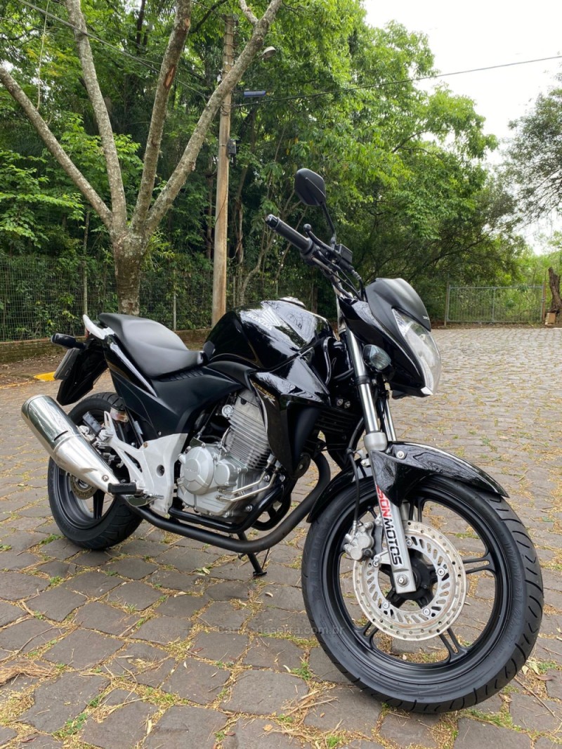 CB 300R  - 2013 - LAJEADO