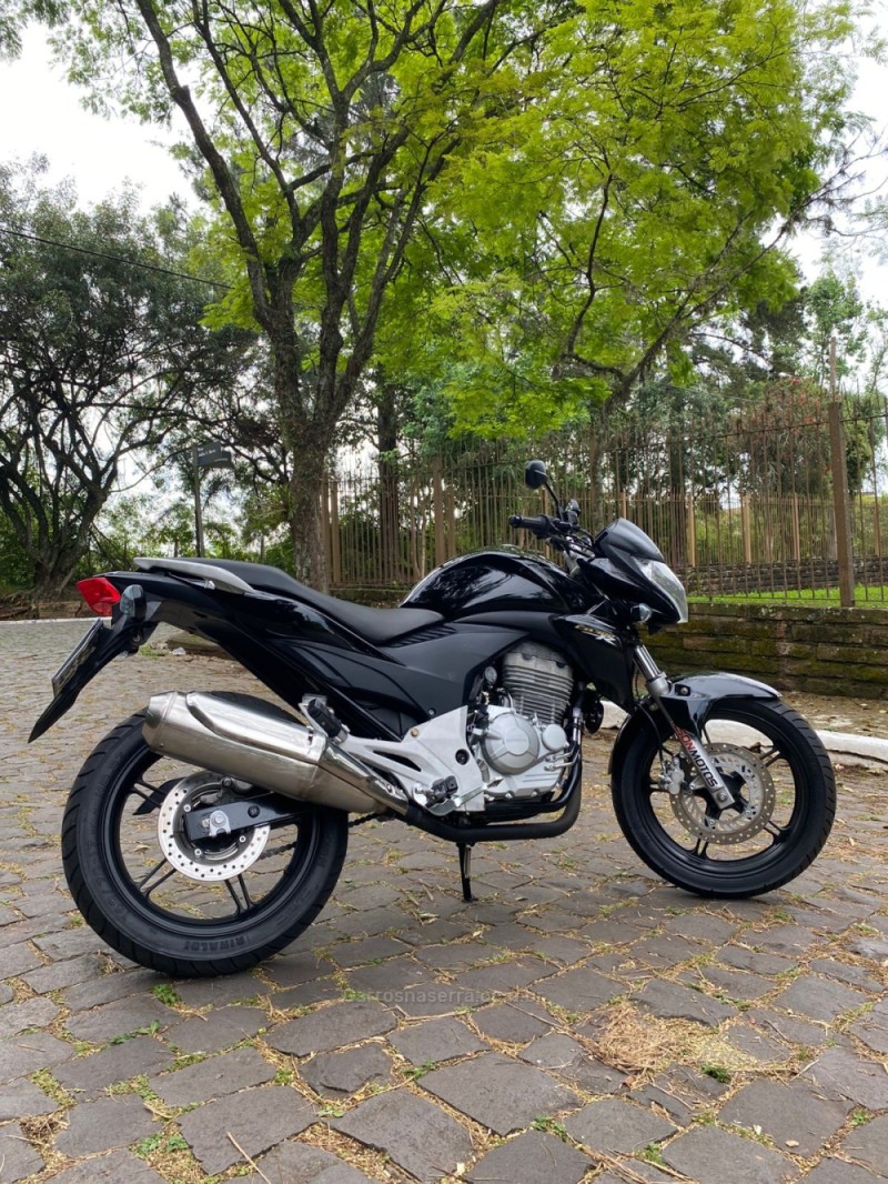 CB 300R  - 2013 - LAJEADO
