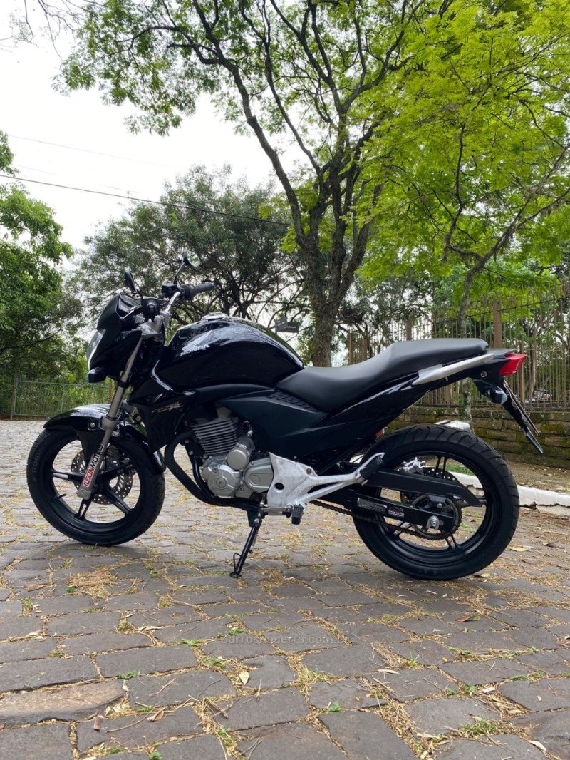 CB 300R  - 2013 - LAJEADO