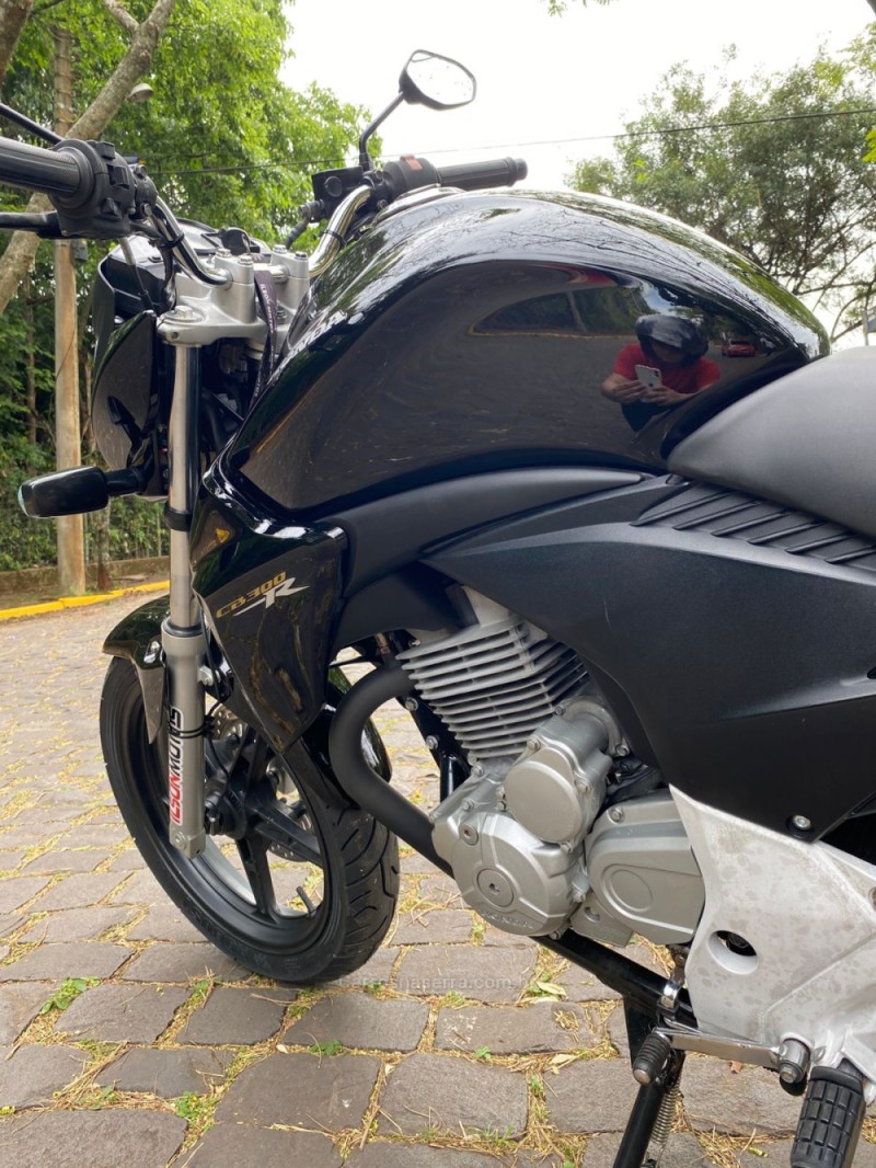 CB 300R  - 2013 - LAJEADO