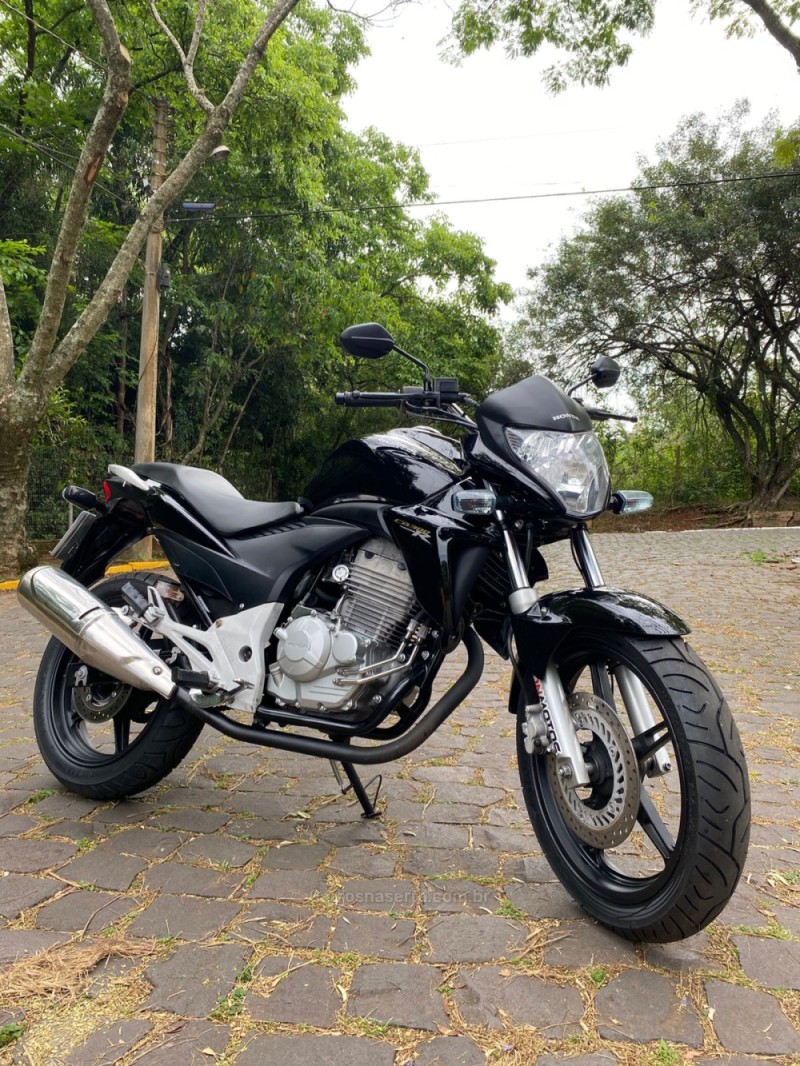 CB 300R  - 2013 - LAJEADO